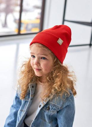 Красива шапка з відворотом для дівчинки