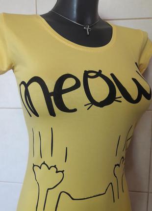 Красива,облягає,жовта футболка setay,з принтом "котячі лапки"2 фото