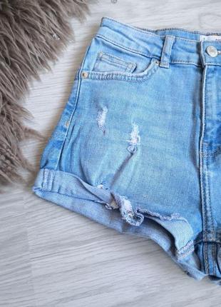 Блакитні щільні джинсові шорти з подворотами і фабричними рваностями.6 фото