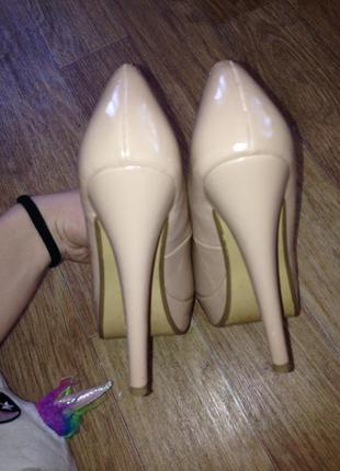 Бежеві човники 38 розміру