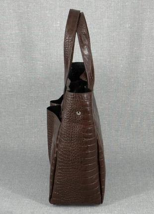 Женская сумка из кожи с тиснением под рептилию коричневая4 фото