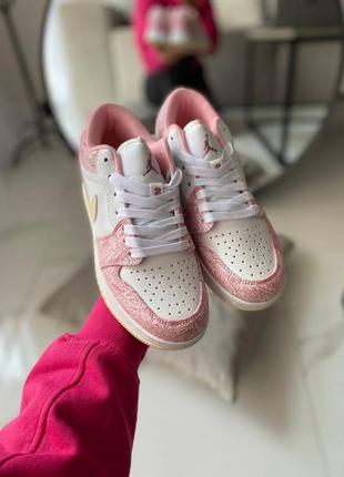 Nike air jordan low pink yellow новинка женские розовые трендовые кроссовки найк джордан демисезонные весна літо осінь рожеві модні кросівки2 фото