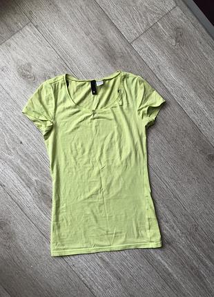 Футболка салатного цвета, не выгоревшая и не растянутая, s