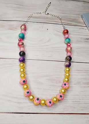 Яскраві райдужні намисто з красивими незвичайними намистинами