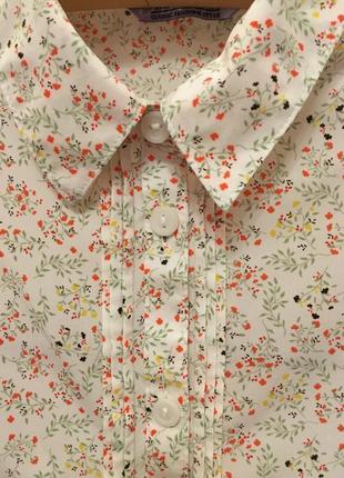 Дуже гарна і стильна брендовий блузка в квіточках.