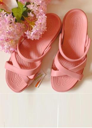 Шлепки сандали crocs meleen cross-band sandal blossom