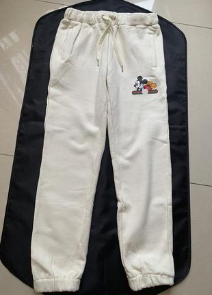 Спортивные штаны gucci молочного цвета с микки в наличии1 фото