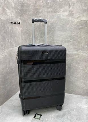 Чорний середній чемодан дорожній на коліщатках м