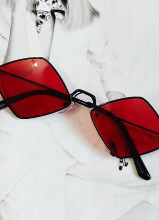 Очки ромбической формы красный в черном1 фото