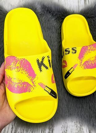 Женские пляжные шлепанцы сланцы пенковые на объемной подошве kiss