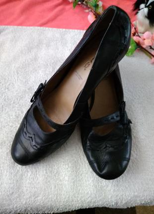 Туфлі шкіряні.