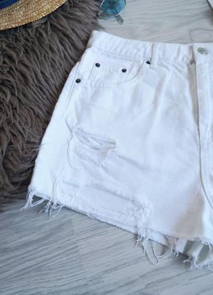 Белые джинсовые шорты с фабричными рваностями на высокой посадке3 фото