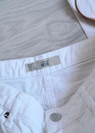 Белые джинсовые шорты с фабричными рваностями на высокой посадке5 фото