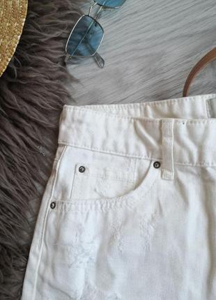 Бело-молочные плотные джинсовые шорты на высокой посадке с фабричными рваностями7 фото