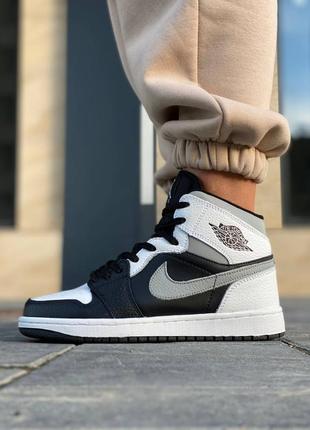 Nike air jordan retro 1 black white новинка жіночі високі білі чорні кросівки найк джордан чорні весна літо осінь жіночі білі чорні кросівки