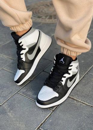 Nike air jordan retro 1 black white новинка женские высокие белые черные кроссовки найк джордан черные весна лето осень жіночі білі чорні кросівки8 фото