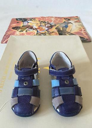 Kickers босоножки кожаные p22