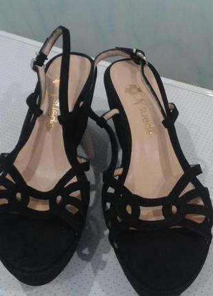 Замшевые босоножки