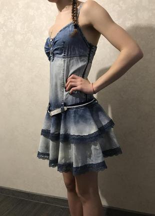 Короткий летний джинсовый сарафан.