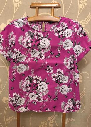 Очень красивая и стильная брендовая блузка в цветах и бабочках.