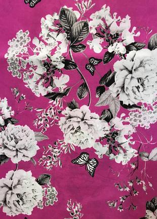 Дуже гарна і стильна брендовий блузка в кольорах і метеликах.3 фото