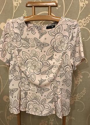 Дуже гарна і стильна брендовий блузка в кольорах і метеликах.