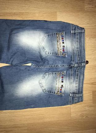 Рваные джинсы в стразах zara3 фото