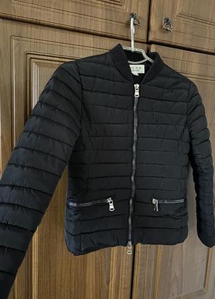 Чорна весняна куртка, розмір xs-s