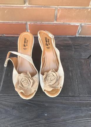 Босоніжки на платформі