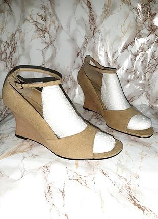 Бежевые босоножки на высокой танкетке с закрытой пяточкой