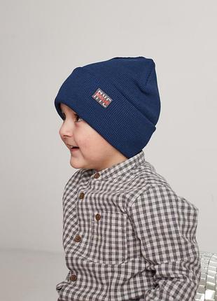 Синя шапка з відворотом хлопчику