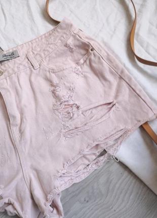 Светло-розовые джинсовые шорты с фабричными рваностями и необработанным низом на высокой посадке.3 фото