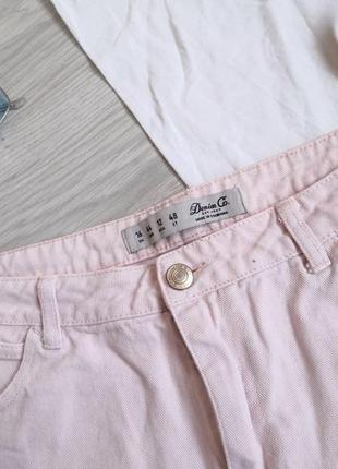 Светло-розовые джинсовые шорты с фабричными рваностями и необработанным низом на высокой посадке.5 фото