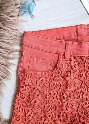 Щільні джинсові шорти з щільним мереживом з необробленим низом цегляного кольору.8 фото