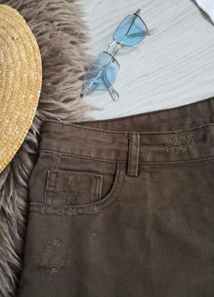Плотные джинсовые шорты на высокой посадке с необработанным низом цвета хаки.4 фото