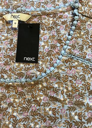 Очень красивая и стильная брендовая футболочка в цветочках.