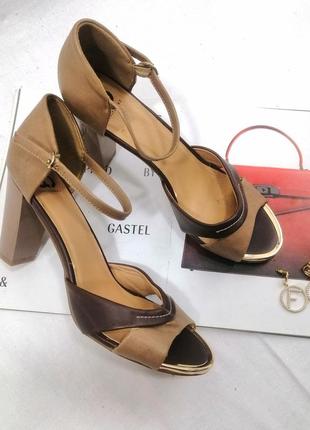 Босоножки бежевые на каблуках не кожаные лакированые