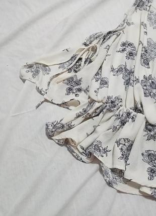 Белая блузка с открытыми плечами в цветочный принт2 фото