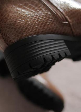 Женские ботинки бежевые на каблуке лаковые питон тиснение классика 36-40 новинка8 фото