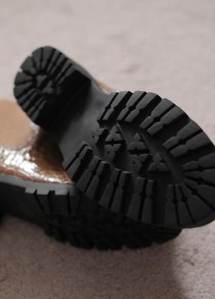 Женские ботинки бежевые на каблуке лаковые питон тиснение классика 36-40 новинка4 фото