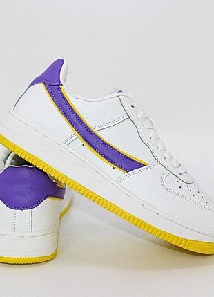Біло-фіолетові жіночі кросівки на плоскій підошві 110705