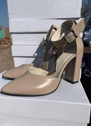 Шкіряні туфлі на каблуку