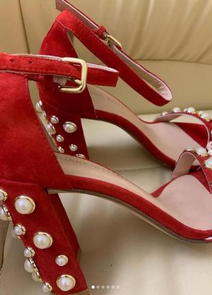 Босоножки stuart weitzman morepearls замшевые красные с жемчужинами в наличии2 фото