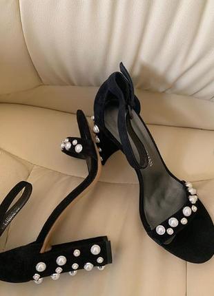 Босоножки женские stuart weitzman (стюарт вайцман) morepearls черные замшевые с жемчужинами в наличии2 фото