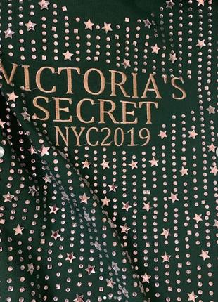 Футболка victoria's secret зеленая со стразами и звездами3 фото