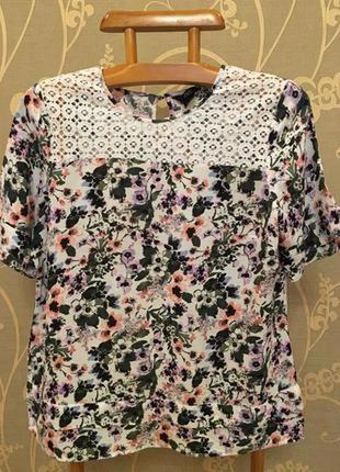 Дуже гарна і стильна брендовий блузка в кольорах.