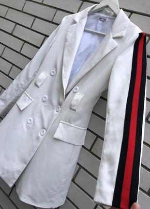 Подовжений білий жакет,піджак,блейзер з лампасами на рукавах італія