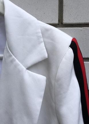 Удлинённый белый жакет,пиджак,блейзер с лампасами на рукавах италия5 фото
