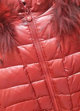 Пуховик женский зимний красного цвета с капюшоном и мехом енота в наличии4 фото