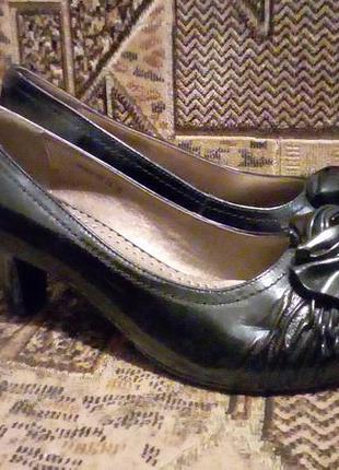 Дуже зручні шкіряні нові туфлі